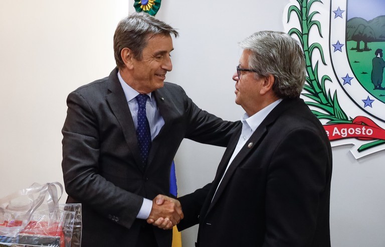João Azevêdo apresenta potencialidades e oportunidades de investimentos a embaixador da Itália