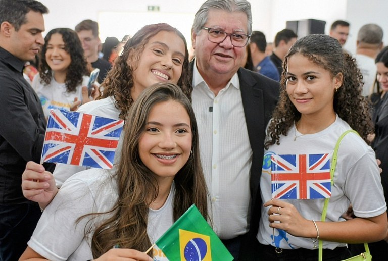 João Azevêdo lança nova edição do Conexão Mundo com ampliação de países para intercâmbio e inclusão de alunos do 1º ano do Ensino Médio