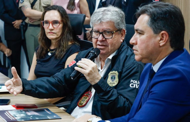 João Azevêdo autoriza aumento na bonificação por apreensões de armas e criação de nova Delegacia