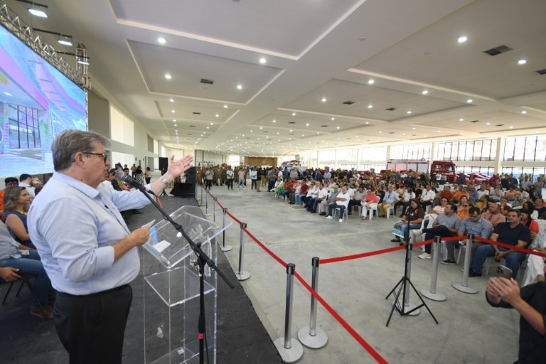 João Azevêdo entrega obras e autoriza mais 1.229 residências em comemoração ao aniversário de 160 anos de Campina Grande