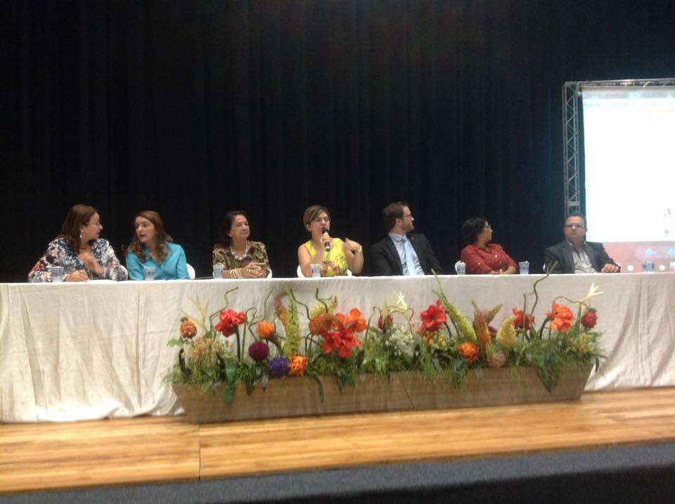 "roda de conversa", no Seminário Estadual de Discussão da Base Nacional Comum Curricular - BNCC, promovido pela Secretaria de Estado da Educação, em parceria com o Ministério da Educação.